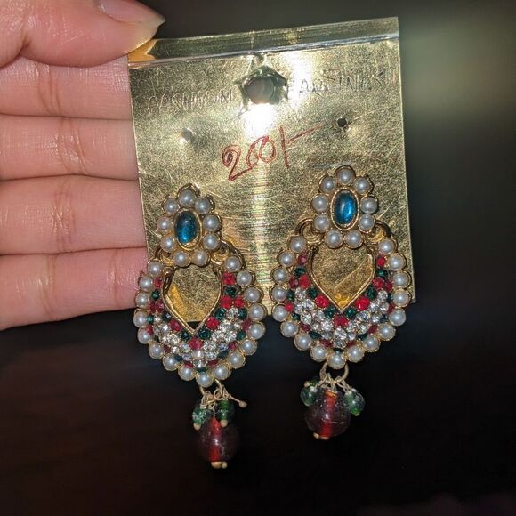 Cute stud green red clear crystal & faux pearl earrings - Picture 4 of 4